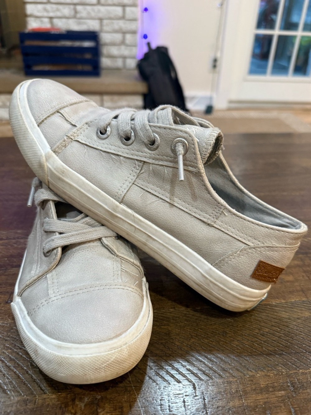 Women’s Blowfish Low-Top Canvas Sneakers - Size 8 - Picture 3 of 8